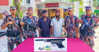 বেনাপোল বন্দরে ভারতীয় ট্রাক থেকে পিস্তলসহ চালক ও হেলপার আটক